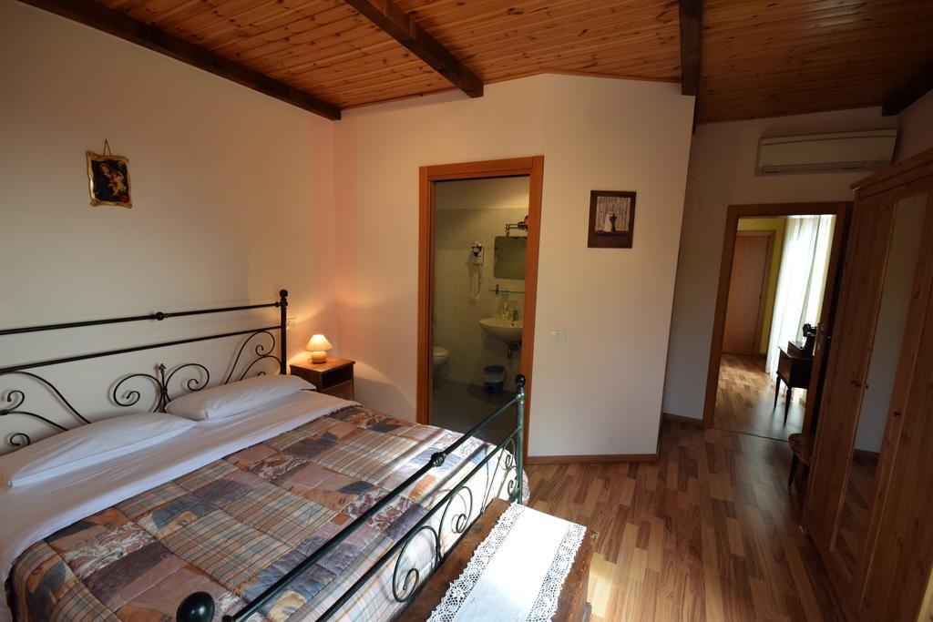 Agriturismo Al Rifugio Divino Belvedere Ostrense Bagian luar foto