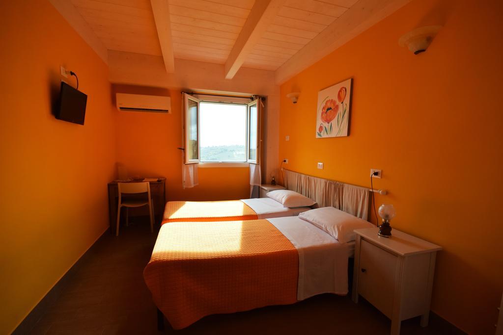 Agriturismo Al Rifugio Divino Belvedere Ostrense Bagian luar foto